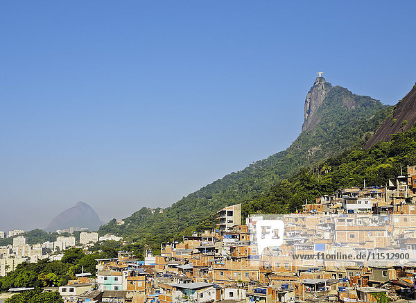Blick auf die Favela Santa Marta mit Corcovado und der Christusstatue im Hintergrund  Rio de Janeiro  Brasilien  Südamerika