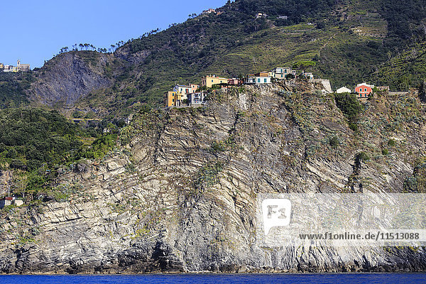 Bunte Häuser und Klippen auf felsigem Vorgebirge  Corniglia  Cinque Terre  UNESCO-Weltkulturerbe  Ligurische Riviera  Ligurien  Italien  Europa