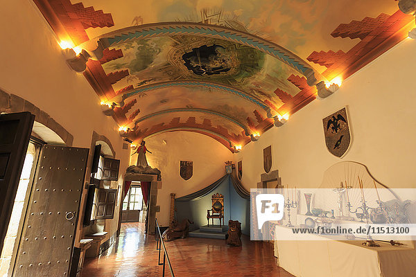 Museum Schloss Gala Dali  Wappensaal  mittelalterlicher Wohnsitz und heute Museum von Salvador Dali  Pubol  Baix Emporda  Girona  Katalonien  Spanien  Europa