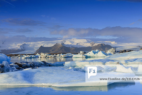 Eisberge im Gletschersee Jokulsarlon im Vatnajokull-Nationalpark im Südosten Islands  Polarregionen