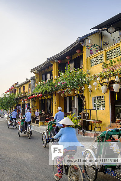 Gesamtansicht der Geschäftshäuser und Fahrräder in Hoi An  Vietnam  Indochina  Südostasien  Asien