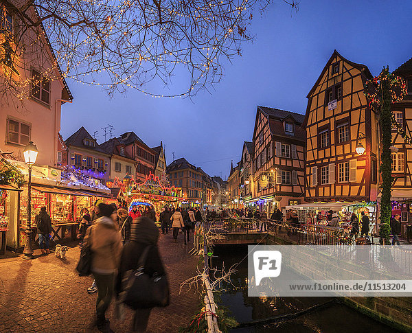 Panorama der Weihnachtsmärkte in der mittelalterlichen Altstadt von Colmar in der Abenddämmerung  Departement Haut-Rhin  Elsass  Frankreich  Europa