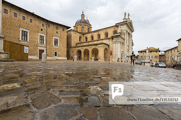 Blick auf die Arkaden neben dem alten Dom und dem Palazzo Ducale  Urbino  Provinz Pesaro  Marken  Italien  Europa