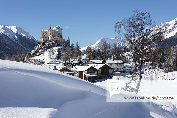 Altes Schloss und Alpendorf Tarasp  umgeben von verschneiten Gipfeln  Bezirk Inn  Kanton Graubünden  Engadin  Schweiz  Europa