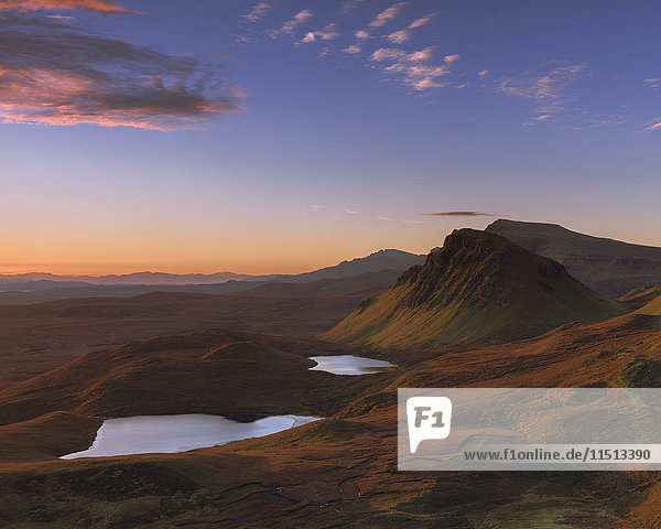 Blick nach Süden entlang der Halbinsel Trotternish nach Cleat  während die Sonne über die Landschaft auf der Isle of Skye  Innere Hebriden  Schottland  Vereinigtes Königreich  Europa  streicht