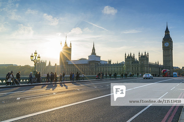 Fußgänger auf der Westminster Bridge mit Houses of Parliament und Big Ben bei Sonnenuntergang  London  England  Vereinigtes Königreich  Europa
