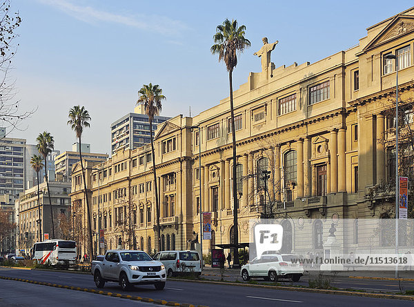 Avenida Liberador  Blick auf den Sitz der Päpstlichen Katholischen Universität von Chile  Santiago  Chile  Südamerika