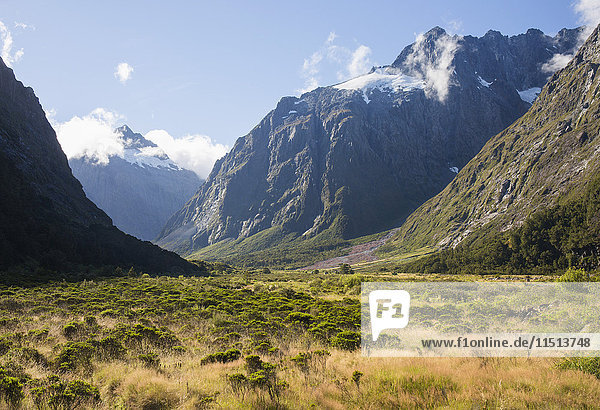 Blick entlang des Hollyford Valley zum West Peak und Mount Talbot  Fiordland National Park  UNESCO Weltkulturerbe  Southland  Südinsel  Neuseeland  Pazifik