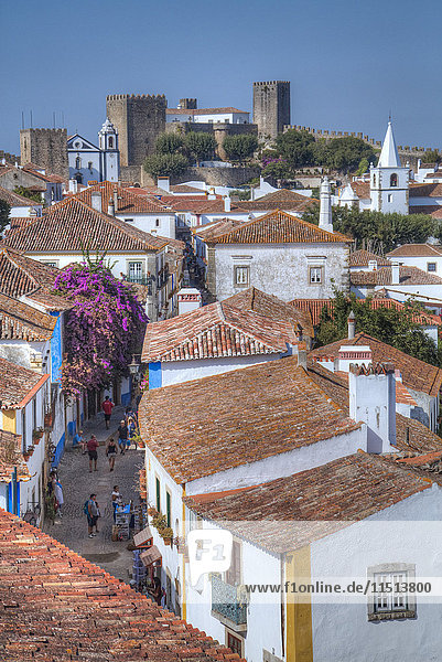Stadtübersicht mit mittelalterlicher Burg im Hintergrund  Obidos  Portugal  Europa
