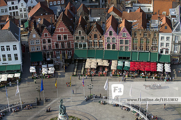 Marktplatz von der Spitze des Belfriedturms (Belfortturm) aus gesehen  UNESCO-Weltkulturerbe  Brügge  Westflandern  Belgien  Europa