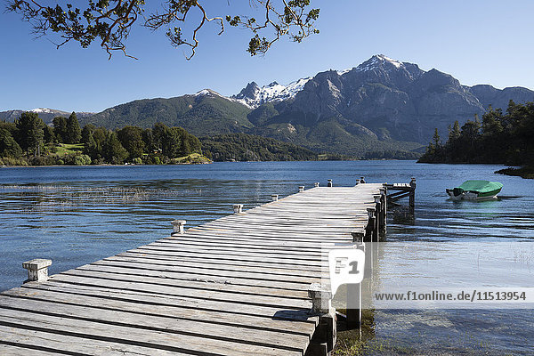 Pier und Anden am Lago Perito Moreno  Llao Llao  nahe Bariloche  Nahuel Huapi Nationalpark  Seengebiet  Argentinien  Südamerika