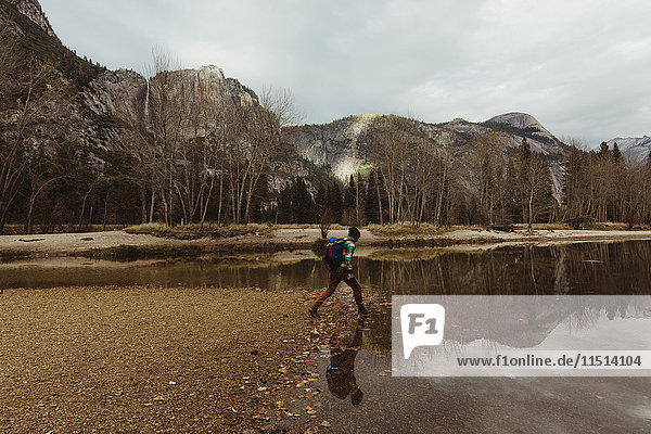 Männlicher Wanderer beim Wandern am See  Yosemite National Park  Kalifornien  USA