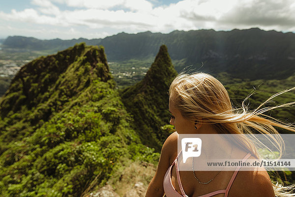 Frau auf grasbedecktem Berg  Oahu  Hawaii  USA