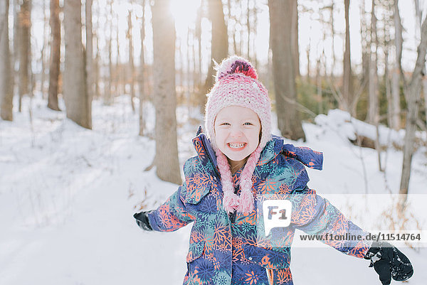 Mädchen spielt im Schnee  Peterborough  Ontario