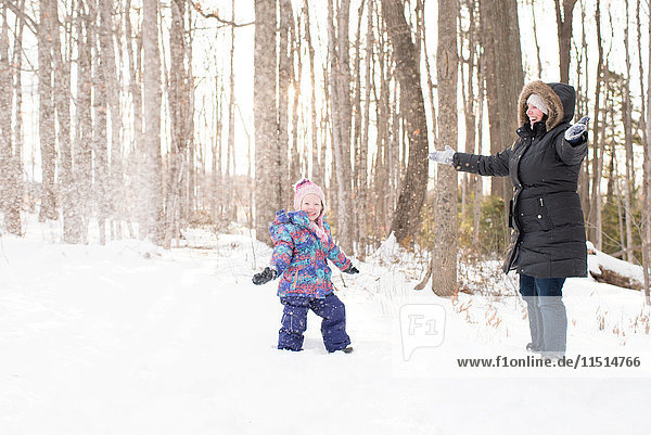 Mutter und Tochter spielen im Schnee,  Peterborough,  Ontario