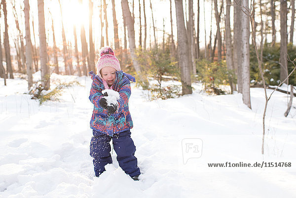 Mädchen spielt mit Schnee  Peterborough  Ontario