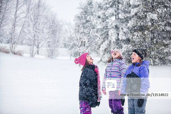 Freunde fangen Schneeflocke auf der Zunge