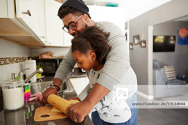 Vater und Tochter backen gemeinsam Kekse