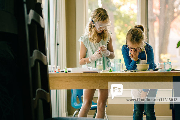 Zwei Mädchen machen ein wissenschaftliches Experiment  lesen Anweisungen für Chemie-Sets