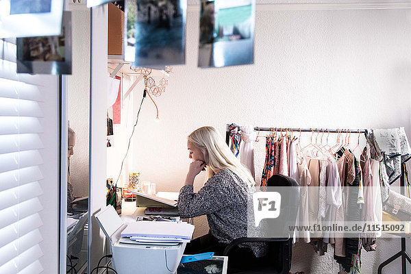 Studentinnen studieren im Schlafzimmer in ihrem gemeinsamen Studentenhaus