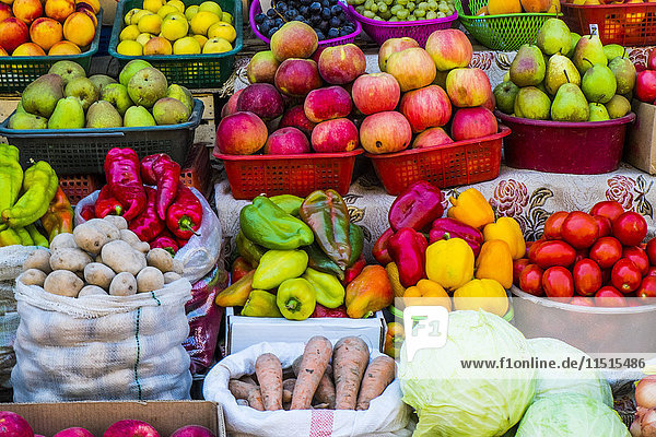 Vielfalt an frischem Obst und Gemüse auf dem Markt