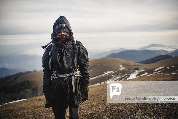Kaukasische Frau beim Wandern in den Bergen