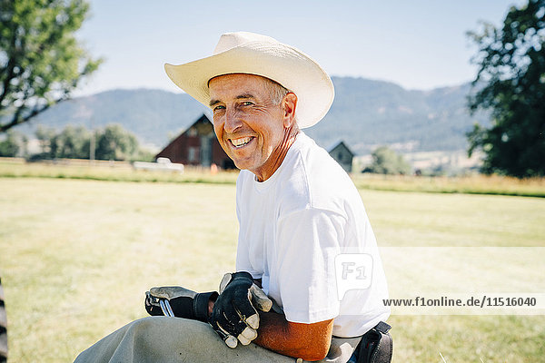 Porträt eines lächelnden kaukasischen Landwirts