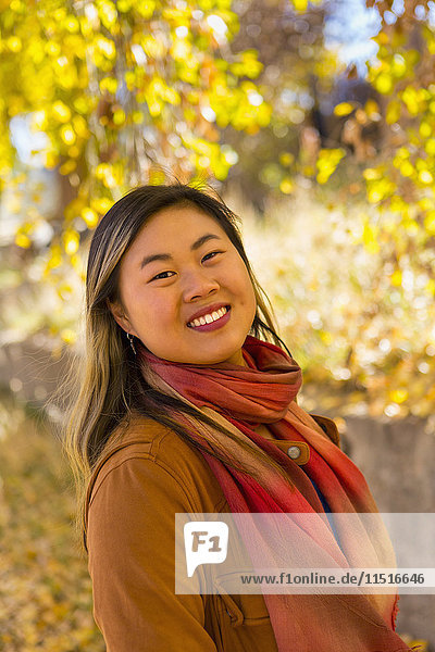 Porträt einer lächelnden asiatischen Frau im Herbst