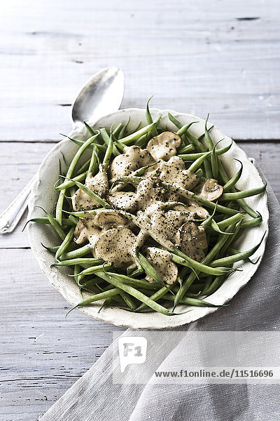 Schüssel mit grünen Bohnen und Champignons