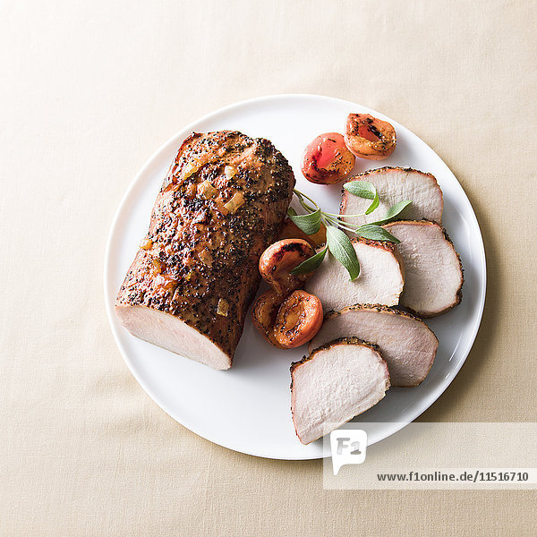 Geschnittenes Schweinefleisch auf Teller