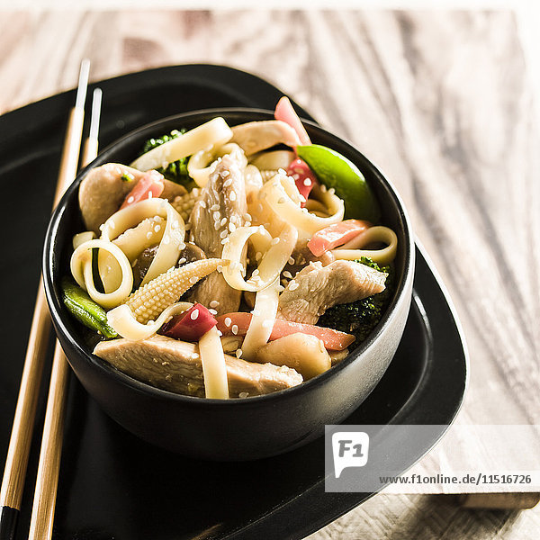 Schüssel mit gebratenem Huhn und Gemüse