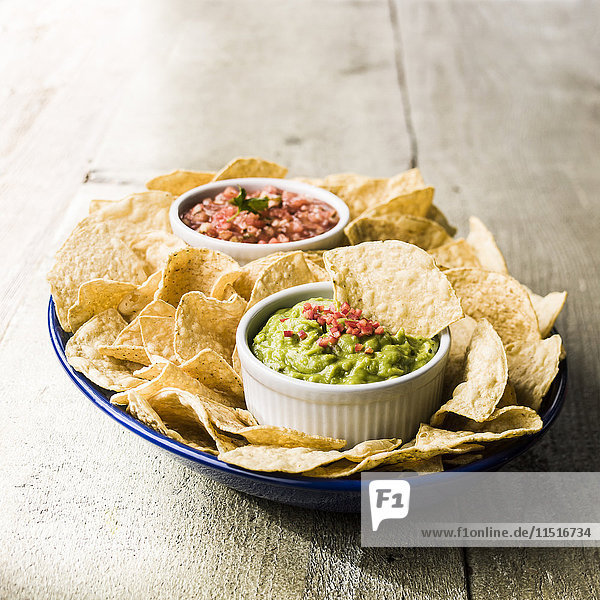 Schale mit Chips  Salsa und Guacamole