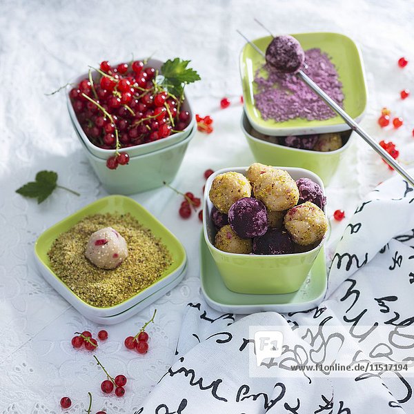 Vegane Bällchen mit Quinoa und roten Johannisbeeren im Pistazien-Hibiskus-Mantel