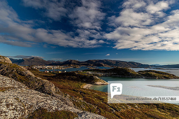 Blick auf die Insel Sommaroy im Herbst  Arktis Norwegen