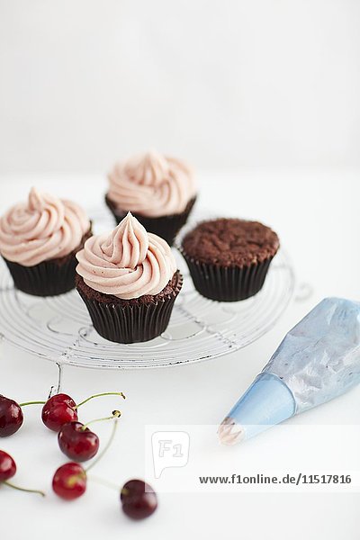 Schokoladen-Cupcakes mit Kirschglasur