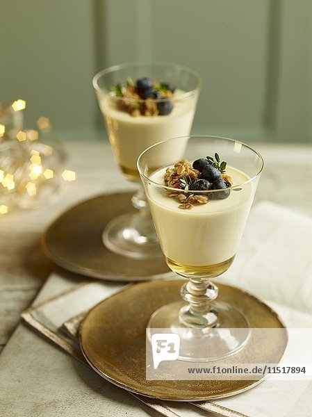 Whisky-Pudding mit Pfannkuchen und Blaubeeren als Belag für Weihnachten