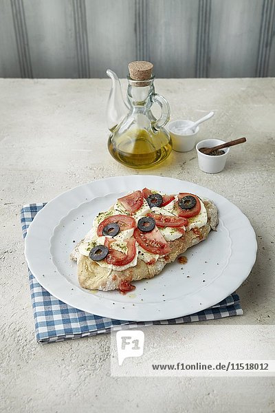 Focaccia mit Mozzarella  Tomaten und Oliven