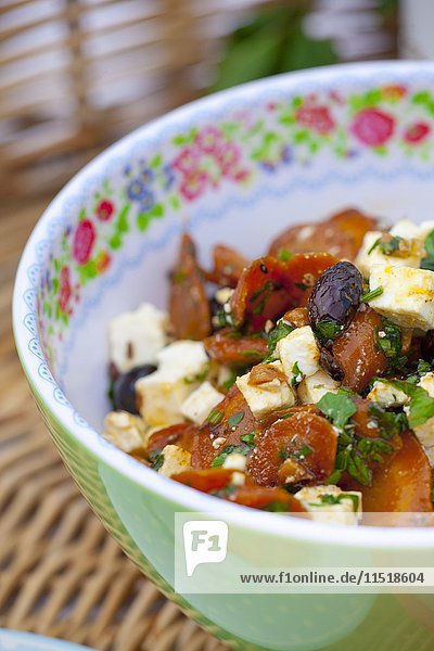 Karottensalat mit Feta und Oliven
