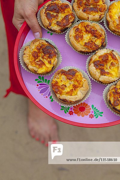 Blätterteigmuffins mit Schinken und Käse für ein Strandpicknick