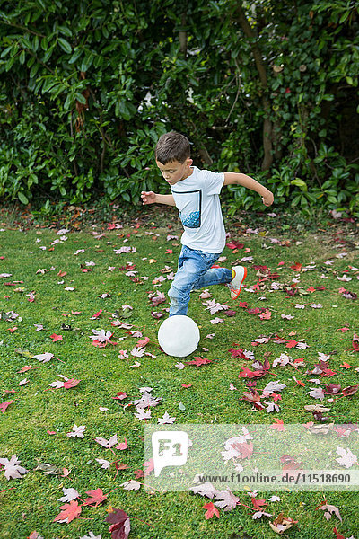Junge spielt Fussball