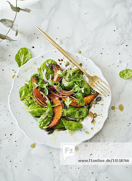 Salat mit Kürbis und Spinat