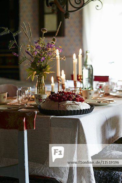 Pavlova auf einem festlich gedeckten Tisch