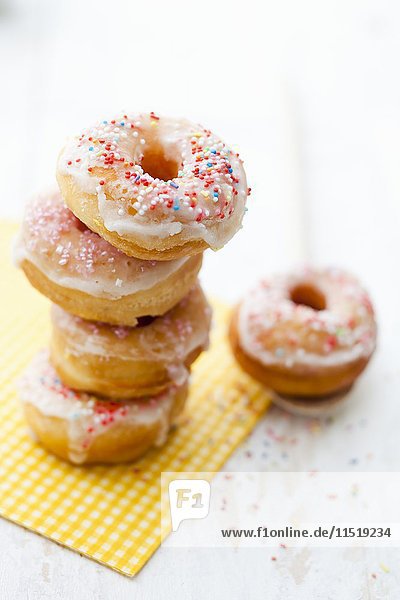 Donuts mit Zuckerglasur und bunten Zuckerstreuseln