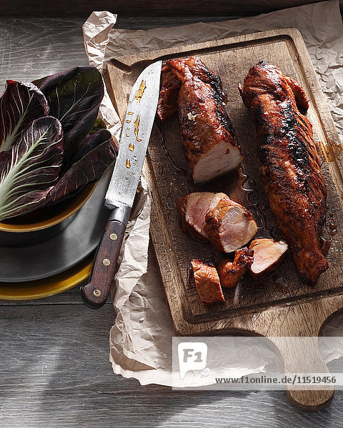 Schweinelende mit Ahornglasur auf Schneidebrett