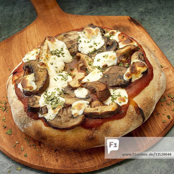 Rustikale Pizza mit Shitake- und Crimini-Pilzen und Mozzarella