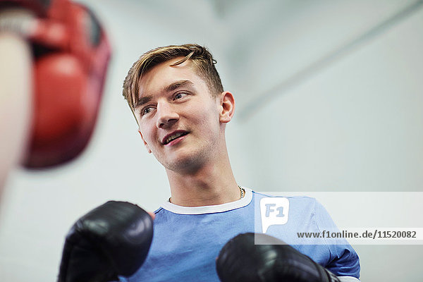 Junger männlicher Boxer bereit zum Boxhandschuh