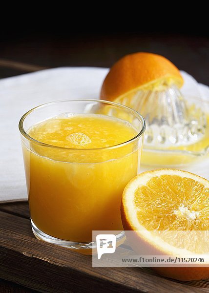 Ein Glas frisch gepresster Orangensaft