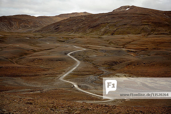 Ferne Landschaft mit gewundenen Talstraßen und Bergen  Island