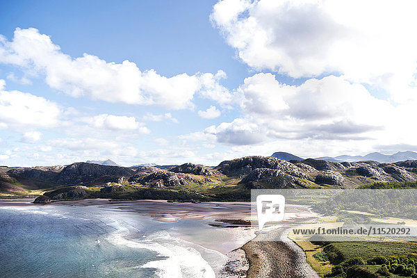 Erhöhte Landschaftsansicht mit Meer und Strand  Schottland  UK