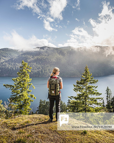 Wanderin mit Blick auf den Comox-See  Coutenay  Vancouver Island  British Columbia  Kanada